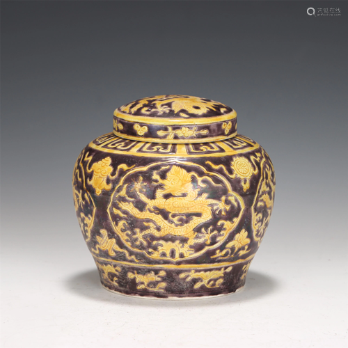 A CHINESE RED-GROUND YELLOW DRAGONS PORCELAIN JAR