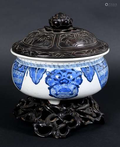 CHINESE BLUE & WHITE PORCELAIN TRIPOD CENSER - KANGXI Qing D...