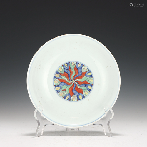 A CHINESE DOU-CAI GLAZED PORCELAIN PLATE