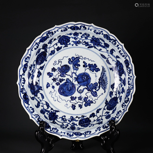 A CHINESE BLUE AND WHITE FLORAL PATTERNS PORCELAIN