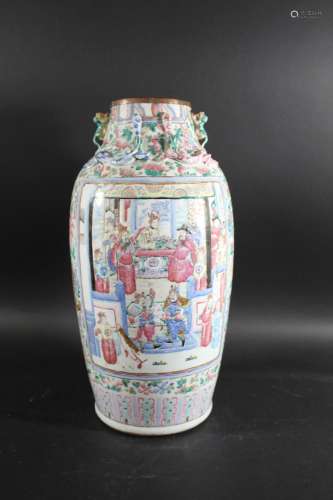LARGE 19THC CHINESE VASE the vase painted on one side with v...