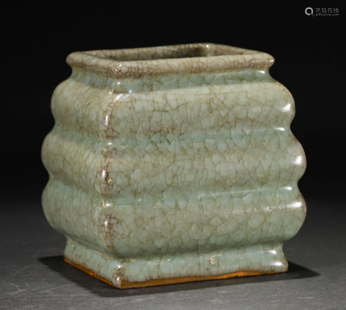 A CHINESE GUAN-TYPE PAGODA SHAPE PORCELAIN CENSER