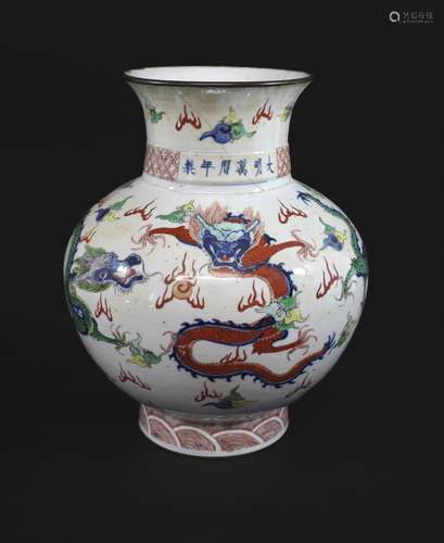 19THC CHINESE PORCELAIN VASE the globular vase brightly pain...