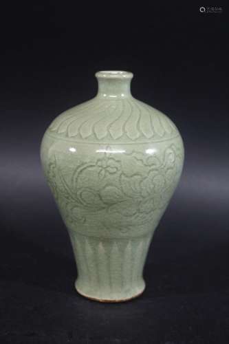CHINESE CELADON MEIPING VASE a Ming Longquan style celadon m...