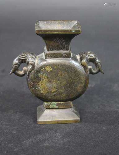 CHINESE SMALL BRONZE VASE - 17TH/18TH CENTURY a small bronze...