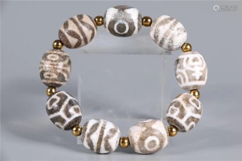 A BRACELET OF AGATE BEADS