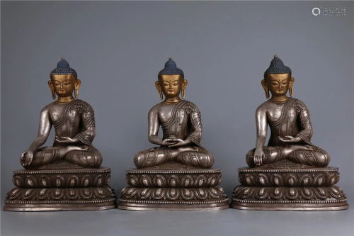 A SILVER SAKYAMUNI BUDDHA STATUES