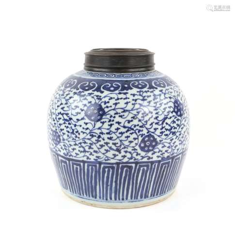 Chinese Export Ming Style blue and white porcelain Jar 19th/...