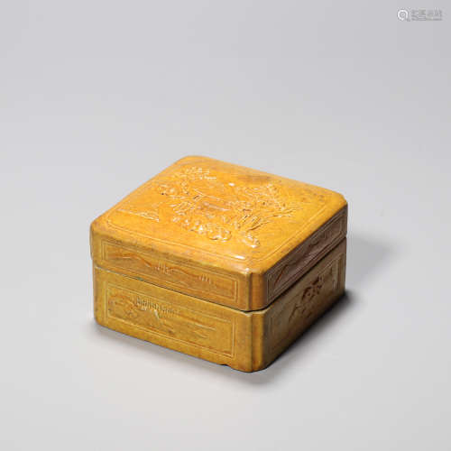 清道光 王炳荣款黄釉雕瓷盖盒