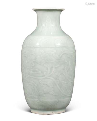 清中期 青釉模印缠枝牡丹纹瓶