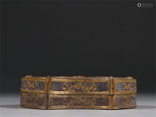 A Gilt Silver Figure Patterned Box with Cover