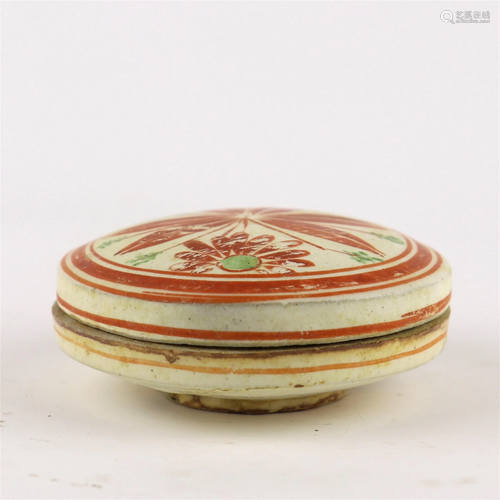 A Porcelain Flower Patterned Box with Cover