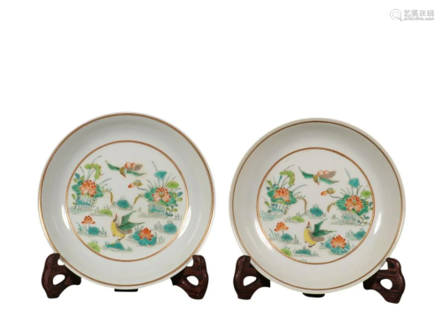 FAMILLE-ROSE 'MANDARIN DUCK AND LOTUS' CHARGER