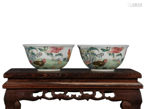PAIR OF FAMILLE-ROSE 'FOWL' BOWLS