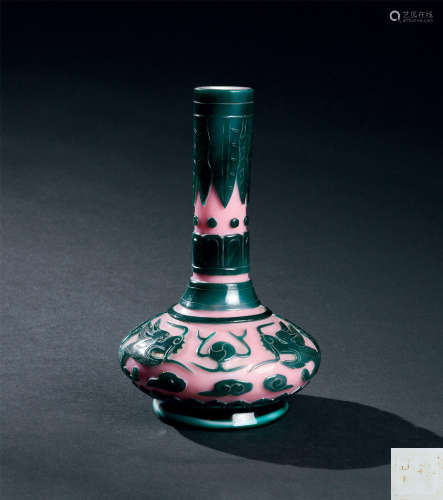 清乾隆（1736～1795） 粉地套绿料双龙纹长颈瓶