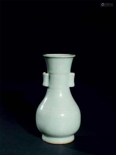 南宋（1127～1279） 龙泉窑粉青釉贯耳瓶