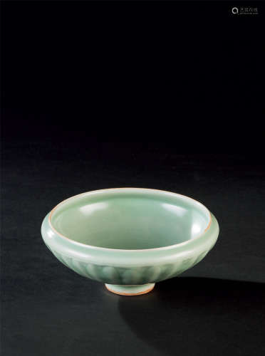 南宋（1127～1279） 龙泉窑莲瓣纹敛口碗