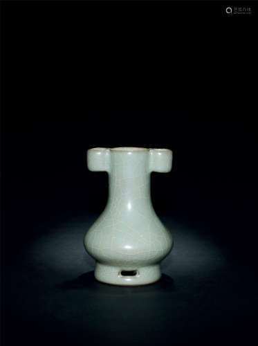 宋代（960～1279） 官窑贯耳穿带小瓶