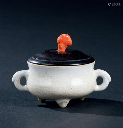 清代（1644～1911） 白瓷岫耳三足香炉