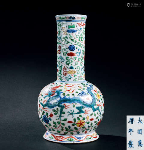 明万历（1573～1619） 五彩二龙戏珠纹长颈瓶