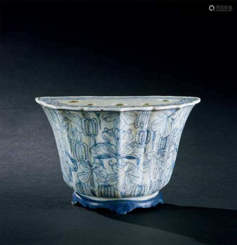 清雍正（1723～1735） 青花瓜瓞绵绵纹葵口花盆式壁瓶