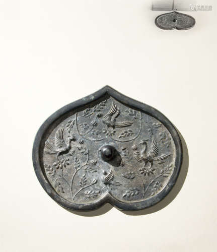 宋代（960～1279） 凤穿花纹桃形铜镜