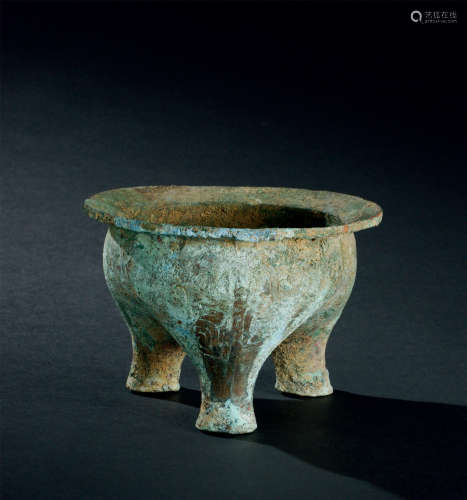 西周（约B.C.1100～771） 青铜螭龙纹三足炉