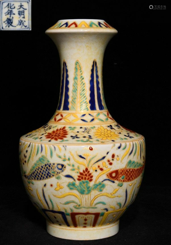 CHENGHUA MARK WUCAI GLAZE FISH PATTERN VASE