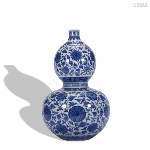 A blue and white 'floral' gourd-shaped vase