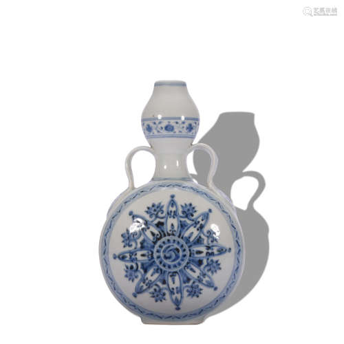 A blue and white 'floral' moonflask