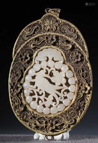 GILT SILVER WITH HETIAN JADE BIRD PATTERN PENDANT