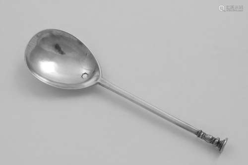 A JAMES I SEAL TOP SPOON with a gilt terminal, maker's mark ...