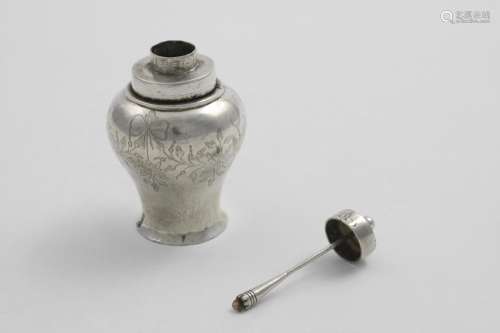A LATE 17TH / EARLY 18TH CENTURY SNUFF BOTTLE of inverted ba...