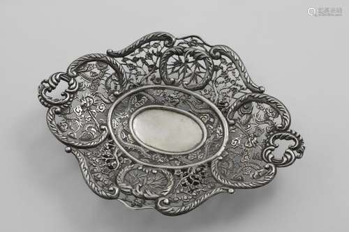 A LATE 19TH CENTURY CHINESE BONBON DISH of shaped oval outli...