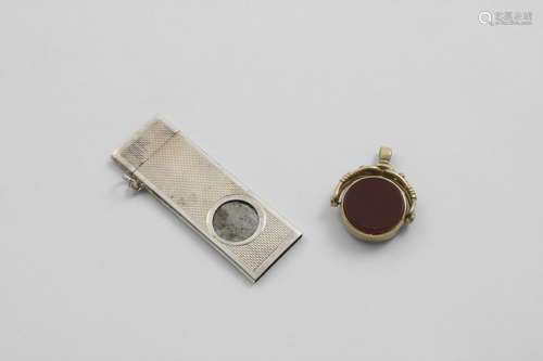 AN ELIZABETH II 9 CT. GOLD MOUNTED AGATE SEAL double-sided w...