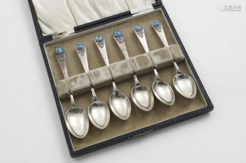 A CASED MATCHED SET OF SIX GEORGE V TEA SPOONS with a hammer...