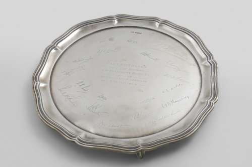 A GEORGE V SALVER of shaped circular outline, engraved in th...