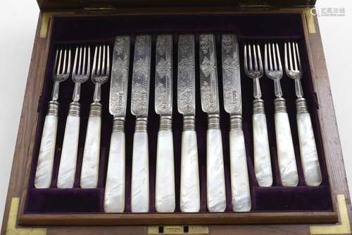 AN EDWARDIAN CASED SET OF TWELVE PAIRS OF ENGRAVED FRUIT/DES...