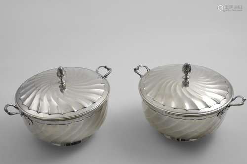 A PAIR OF GEORGE V CIRCULAR VEGETABLE DISHES AND COVERS deco...