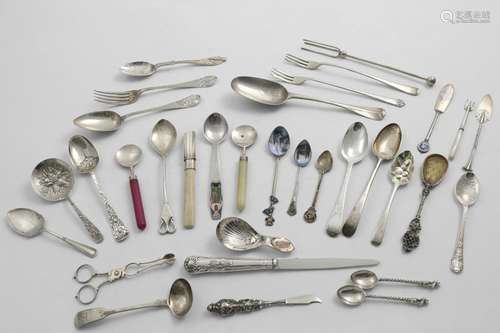 A QUANTITY OF ASSORTED SPOONS, FLATWARE & CUTLERY 18 oz weig...