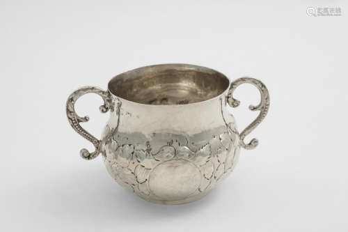 A LATE 17TH CENTURY SMALL PORRINGER with scroll handles and ...