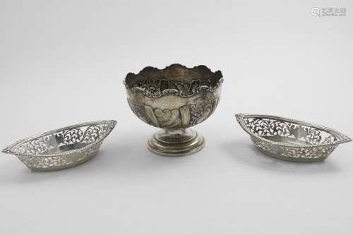 AN EDWARDIAN SMALL ROSE BOWL with embossed decoration and fo...