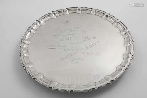 A GEORGE V SALVER of shaped circular outline with a moulded ...