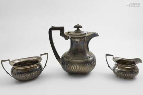 A GEORGE V PART-FLUTED HOT WATER JUG, SUGAR BOWL & MILK JUG ...