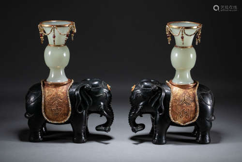 Qing DynastyA pair of jade elephants in Hetian