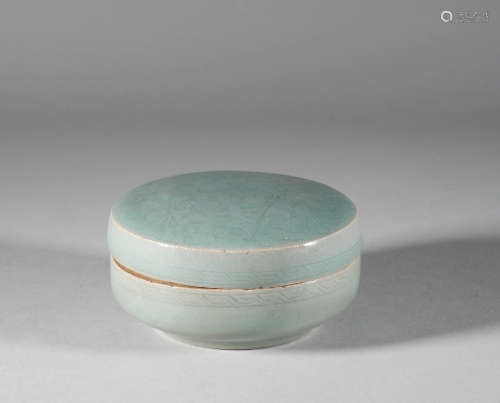 Song Dynasty - Celadon Flower Pattern Cover Box