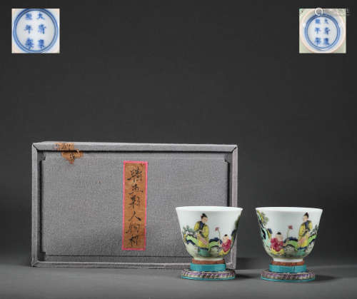 Qing Dynasty - A Pair of Famille Rose Cups