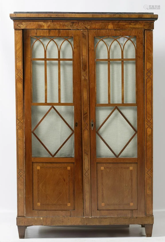 Double lattice door closet