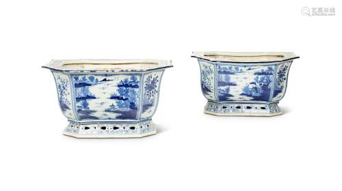 A PAIR OF CHINESE PORCELAIN JARDINIERES, CIRCA 1800