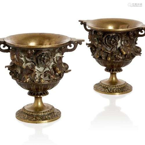 Une paire d'urnes françaises en bronze, vers 1880, les corps...